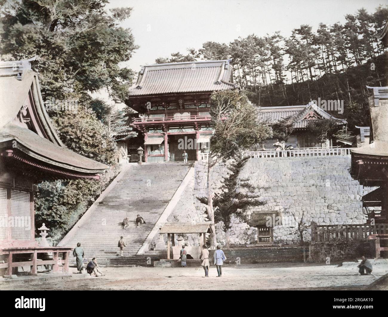 Vintage Foto aus dem 19. Jahrhundert - Japan - aus dem Atelier des Baron Raimund von Stillfried. Tsurugaoka-Hachiman Schrein in Kamakura. Originalbild von Felix, Felice, Beato. Die beiden auf den Stufen sitzenden Figuren gelten als Beato und sein Freund Charles Wirgman. Stockfoto