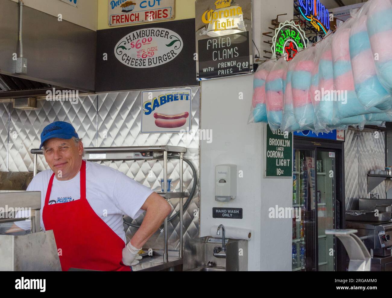 Deli-Besitzer auf Coney Island posiert für ein Foto im Sommer. Stockfoto