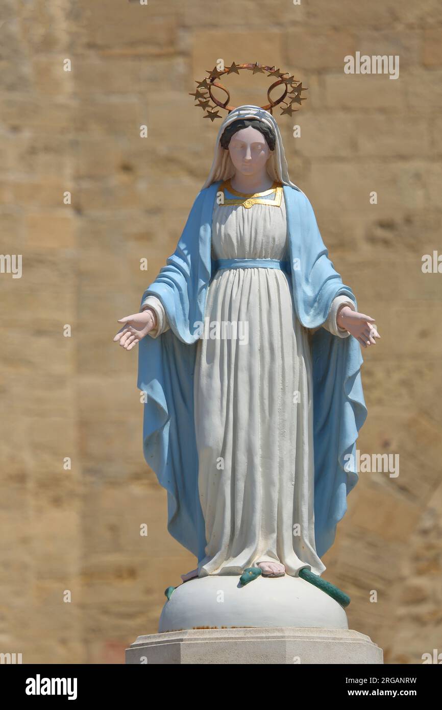 Weiße Marienstatue mit Krone und Heiligenschein vor der Kirche St. Sauveur, Fos-sur-Mer, Provence, Bouches-du-Rhône, Provence, Frankreich Stockfoto