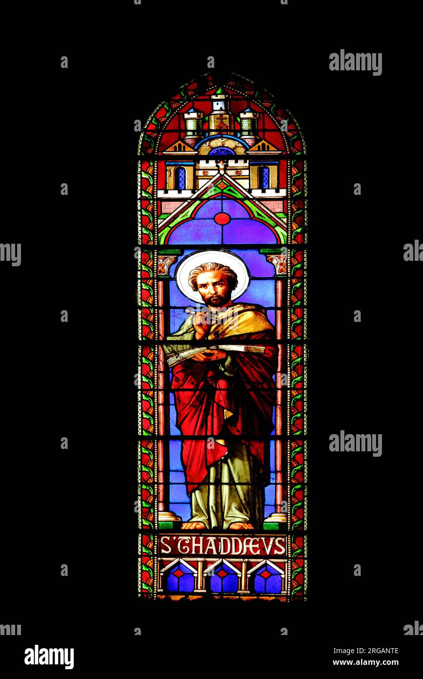 Buntglasfenster mit dem Apostel Judas Thaddeus in der Abteikirche Saint-Dame-du-Bon-Remède des Klosterkomplexes Saint-Michel-de-Frigolet, A. Stockfoto