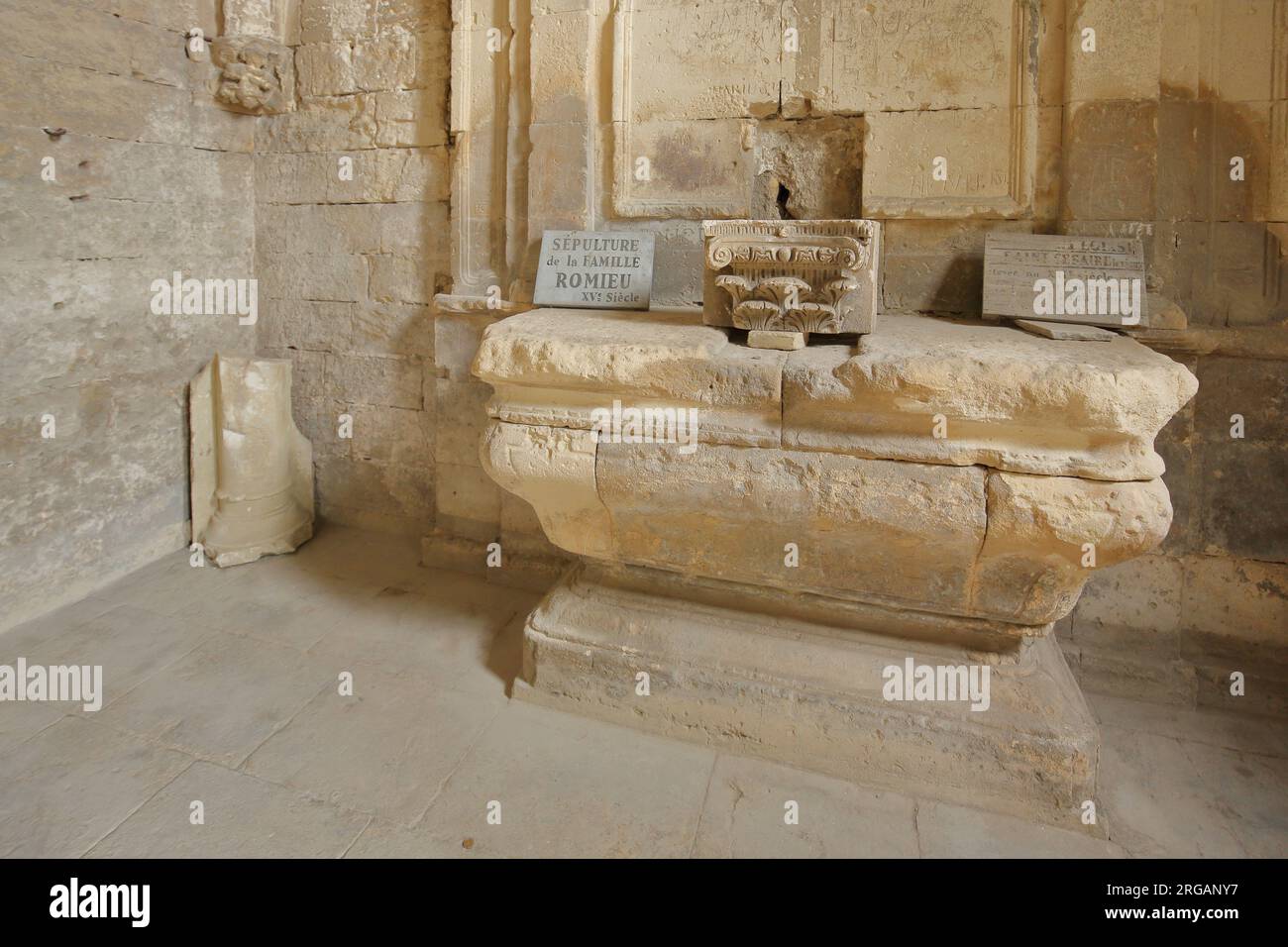 Steinaltar in Kapelle, Alyscamps, Nekropole und antiker römischer Friedhof, Arles, Bouches-du-Rhône, Camargue, Provence, Frankreich Stockfoto