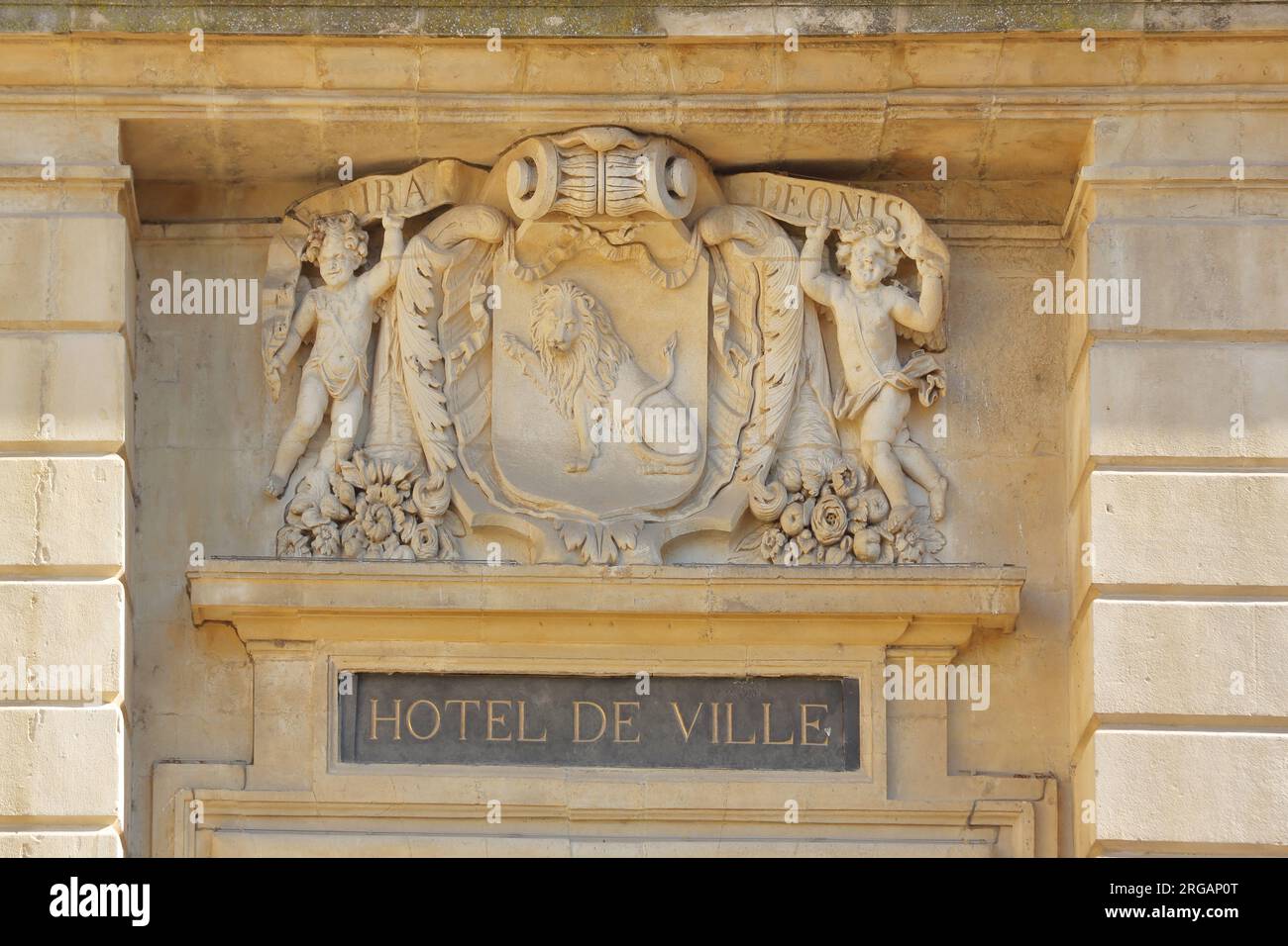 Zwei Figuren mit Dekoration, Wappen, Inschrift und Löwenfigur am Hôtel de Ville, Rathaus, Place de la République, Kaiserplatz, Arles, Stockfoto