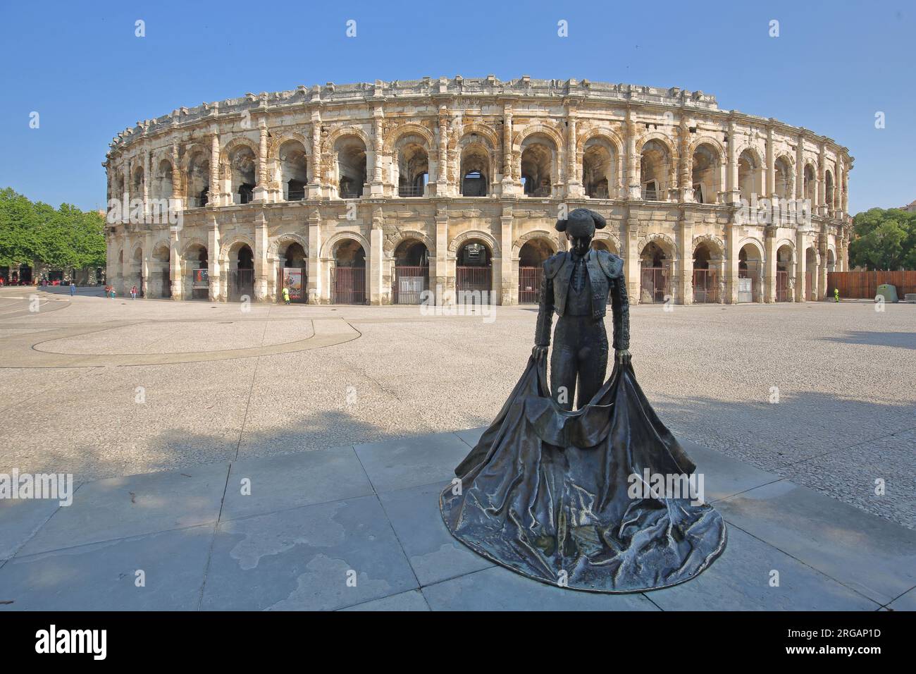 Stierkämpfer-Skulptur vor dem römischen Amphitheater und Wahrzeichen, Nîmes, Gard, Provence, Frankreich Stockfoto
