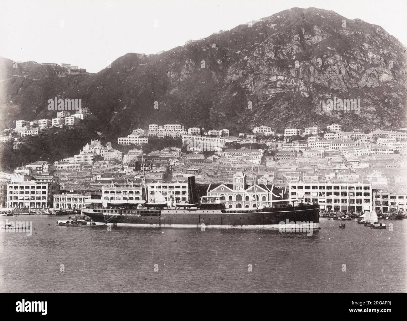 Vintage Foto aus dem 19. Jahrhundert: Hafen und Gipfel, Hongkong, Schiff vor Anker Stockfoto