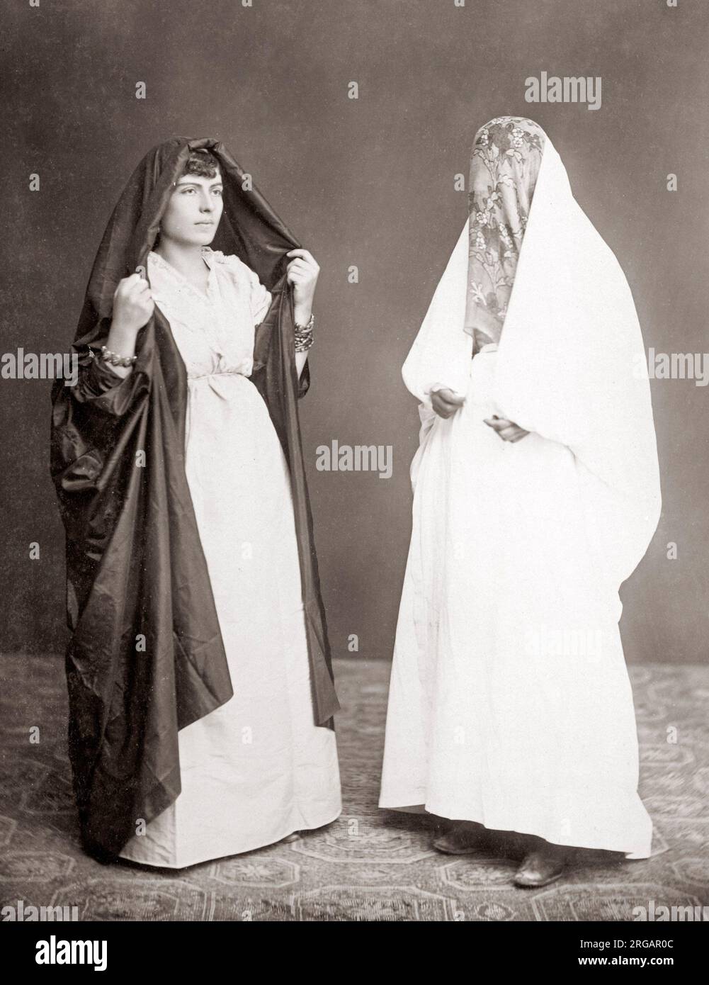 Jüdische Frauen, die in der Outdoor Bekleidung, Beirut, der Libanon c 1880 Stockfoto