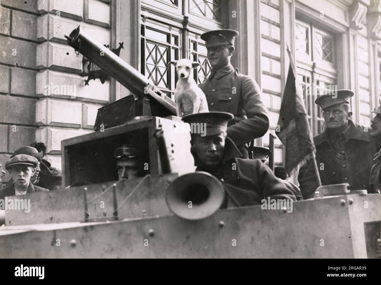 Vintage World war One Photo - WWI: Britische Soldaten, gepanzertes Auto, Terrier Dog, bei Antwerpen. Stockfoto