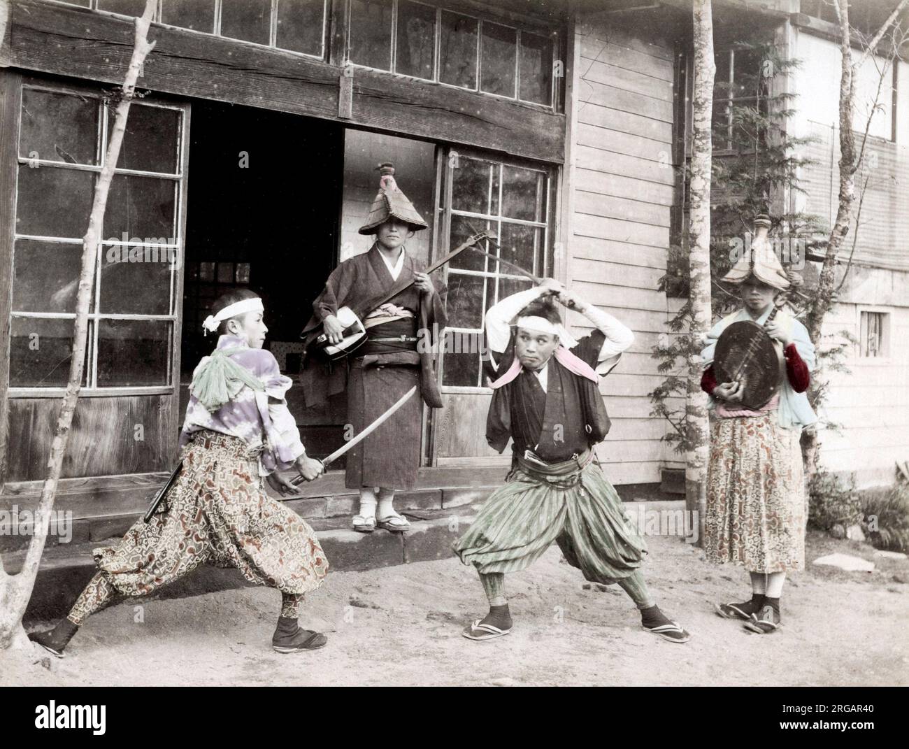 C 1880 Japan - Schauspieler Palying der Krieger mit Musikern Stockfoto
