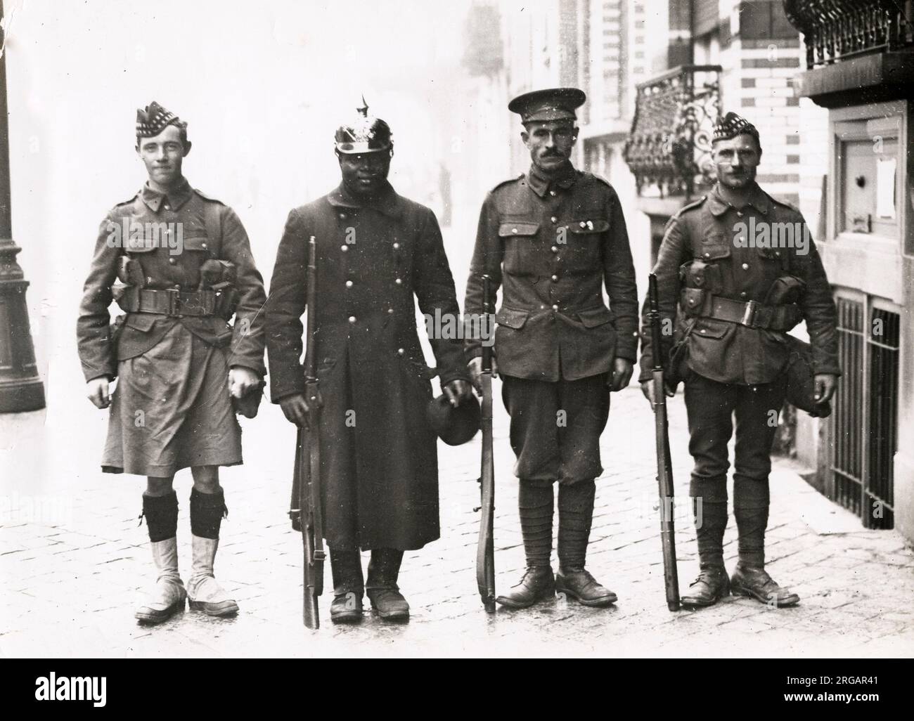 Vintage World war One Photo - WWI: Belgischer Soldat aus dem Kongo, in deutschem Helm. Stockfoto