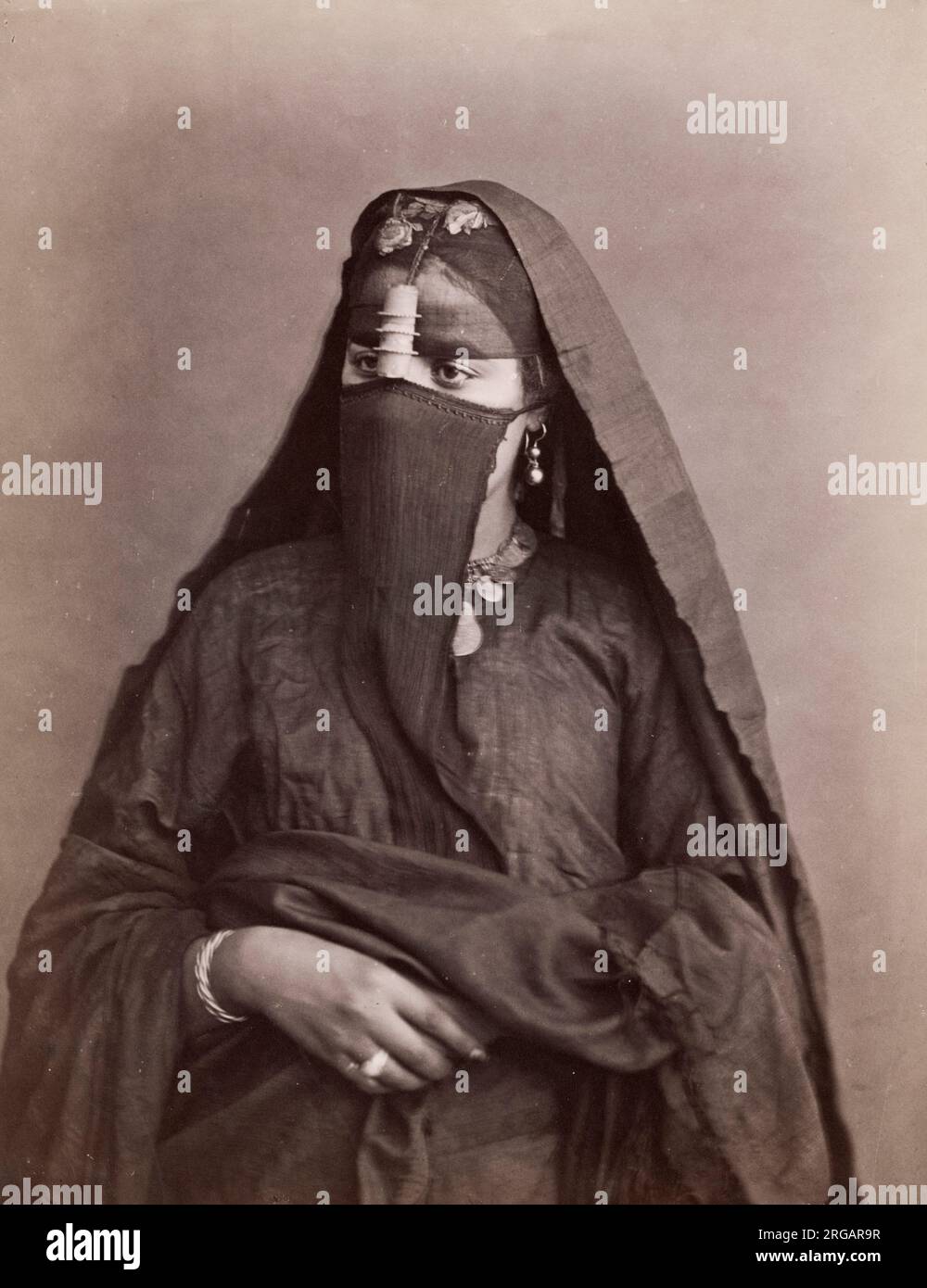 Vintage Foto aus dem 19. Jahrhundert - junge arabische Frau mit Gesichtsschleier, Ägypten. Stockfoto