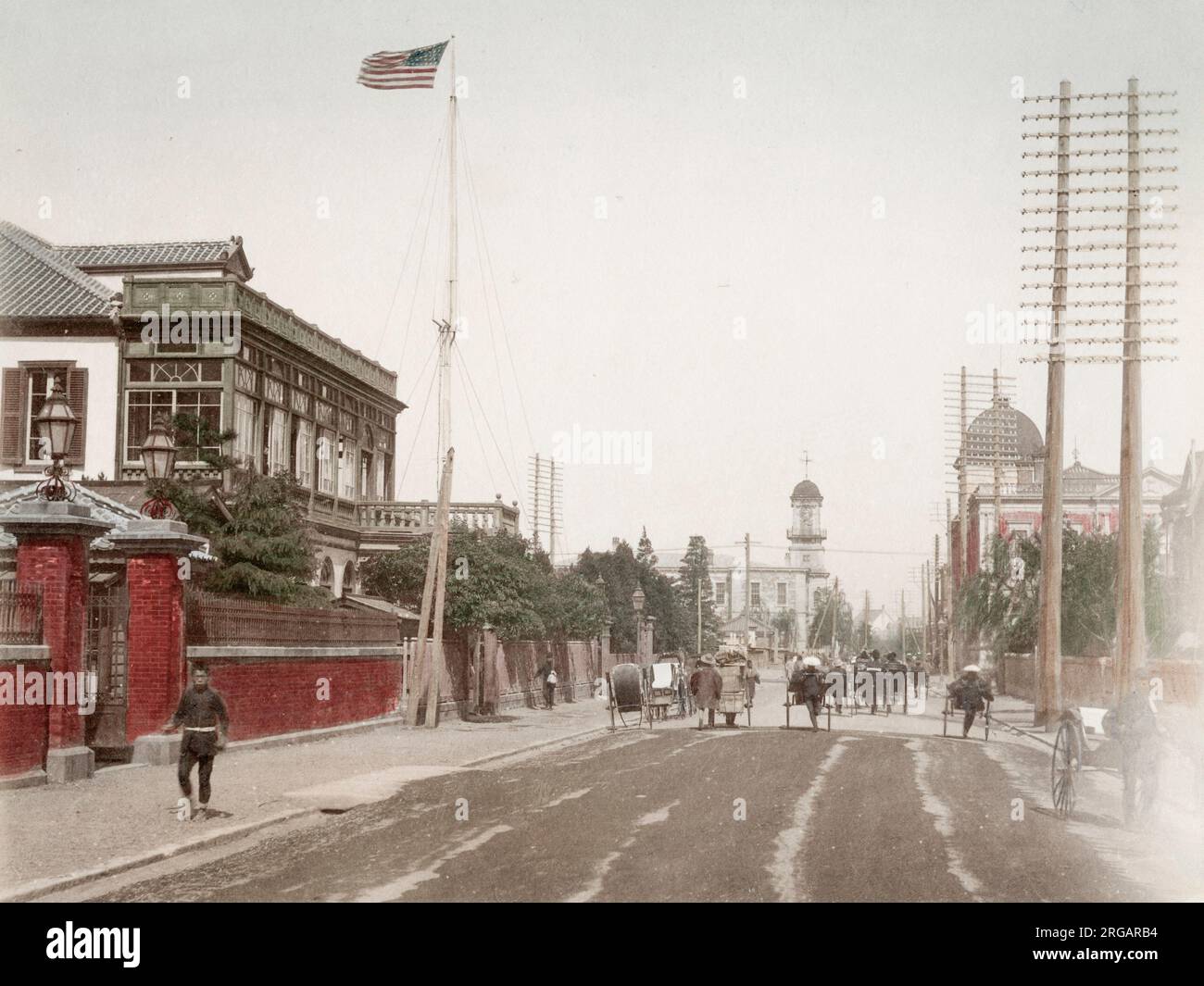 Vintage 19. Jahrhundert Foto: Japan c.1880s - Main Street, Yokohama - USA, Amerikanisches Konsulat auf der linken Seite. Stockfoto