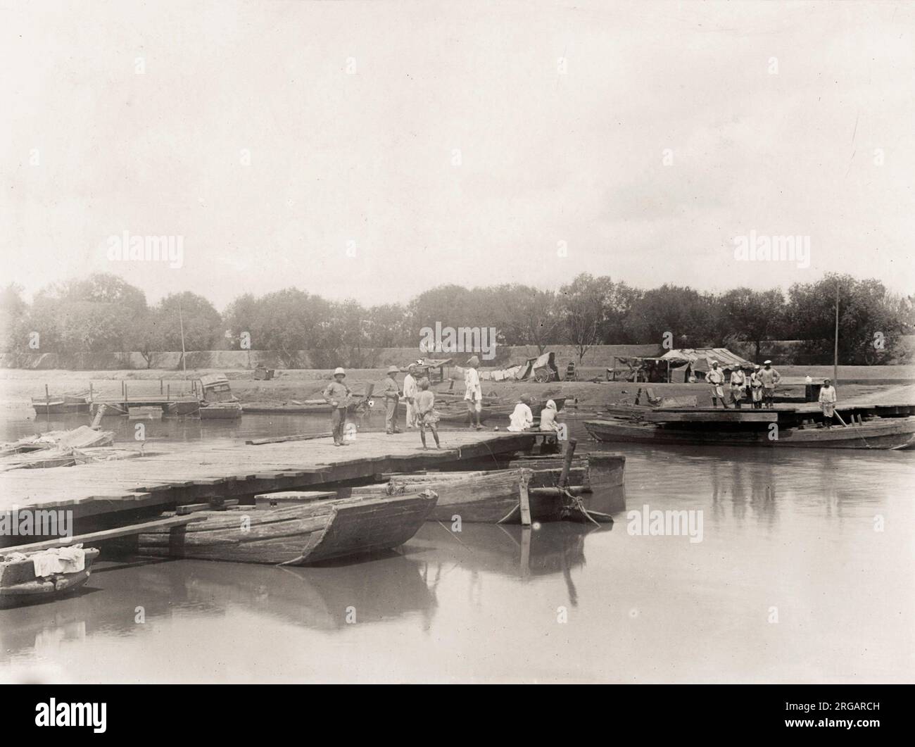 Vintage 19. Jahrhundert Foto: Brücke von Booten, Ponton Tientsin, Tianjin, China Stockfoto