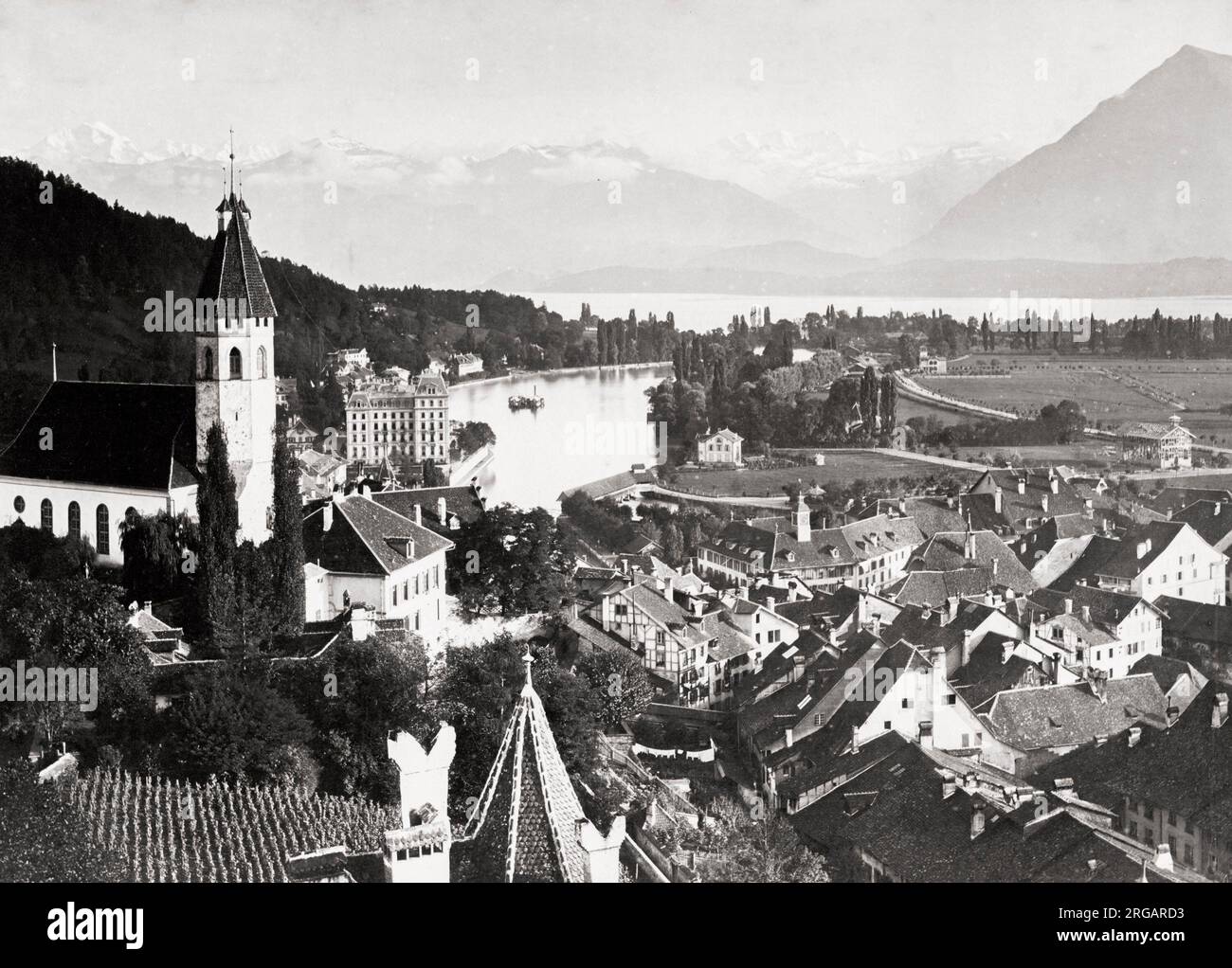 Jahrgang 19. Jahrhundert Foto: Thun (französisch: Thoune) ist eine Stadt und eine Gemeinde im Verwaltungsbezirk Thun des Kantons Bern in der Schweiz. Stockfoto