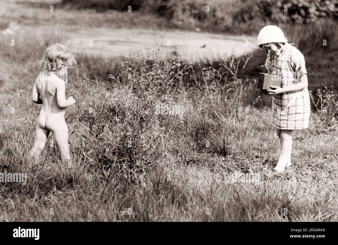 1930 drücken Sie die Taste Foto - Mädchen unter Foto mit einer Box Kamera Stockfoto