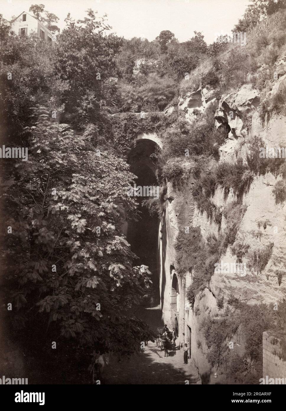 Vintage-Fotografie des 19. Jahrhunderts - Eingang zur Crypta Neapolitana, Piedigrotta, Neapel, Kampanien, Italien, um 1880 Stockfoto