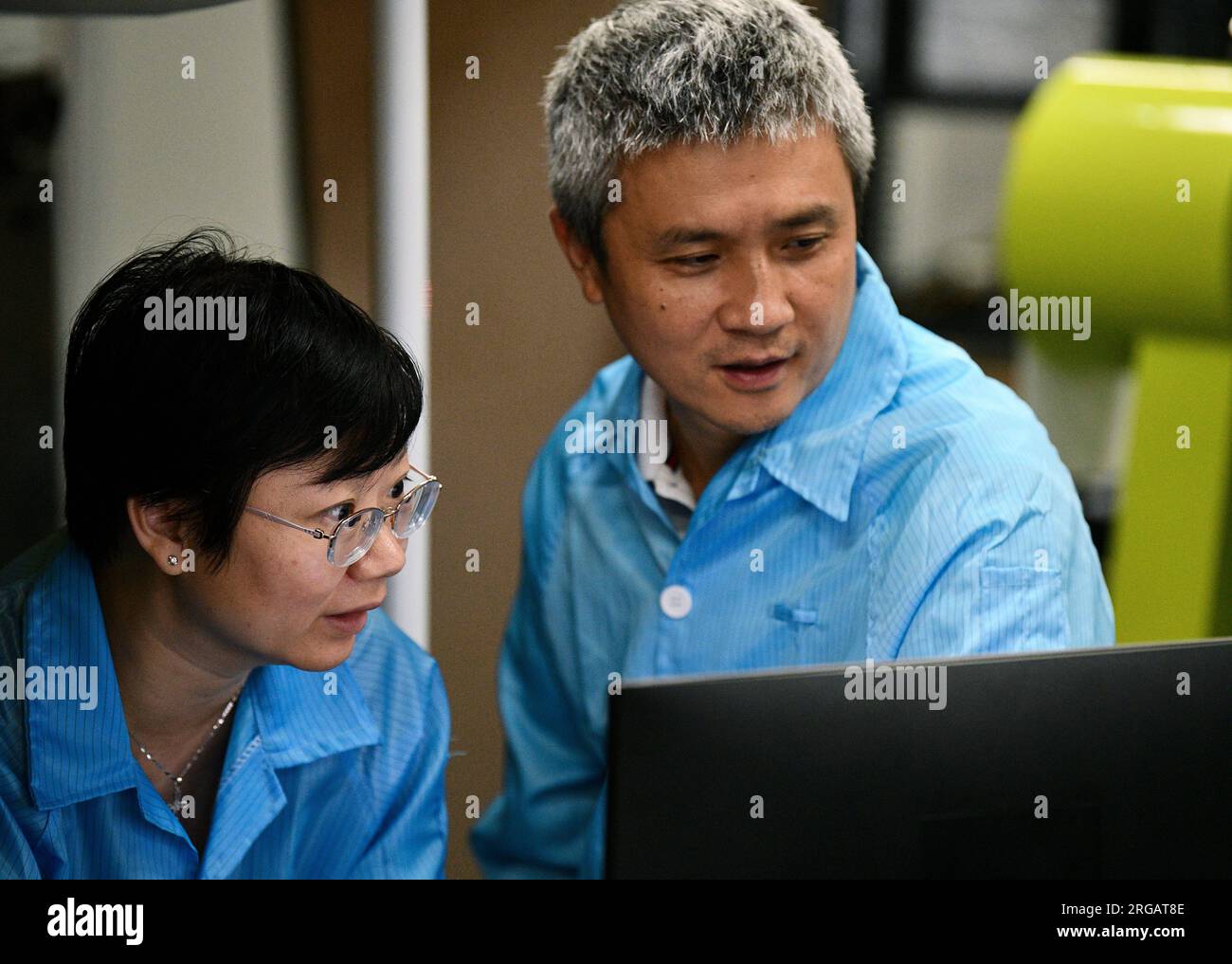 (230808) -- HEFEI, 8. August 2023 (Xinhua) -- Peng Chengzhi (R) prüft experimentelle Daten mit Professor Yin Juan in einem Labor des Shanghai Institute for Advance Studies der University of Science and Technology of China in Ost-Chinas Shanghai, 22. Juli 2023. Peng Chengzhi, geboren 1976, bekleidet verschiedene Positionen: professor und Doktorandenleiter an der University of Science and Technology of China (USTC), Chefwissenschaftler von QuantumCTek Co., Ltd. Und Chefingenieur des wissenschaftlichen Anwendungssystems von Micius, dem weltweit ersten Quantenkommunikationssatelliten. Peng bega Stockfoto