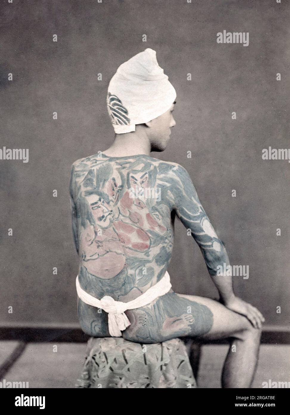 Mann mit tätowiertem Rücken, Japan, c.1880s Vintage-Foto aus dem späten 19.. Jahrhundert Stockfoto