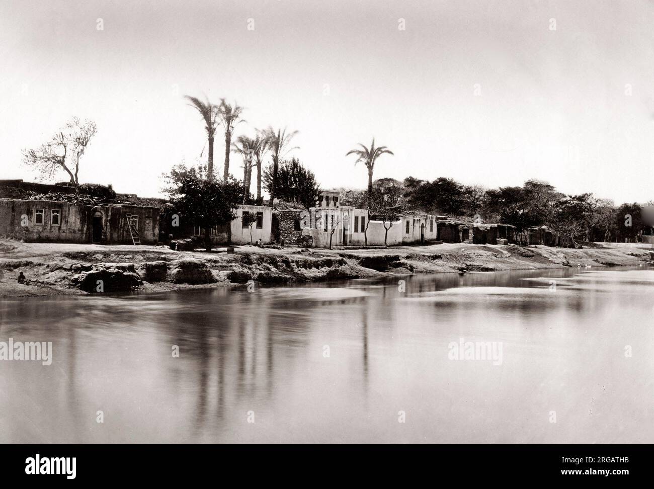Häuser entlang den Ufern des Nils, Alexandria, Ägypten, c 1880 Stockfoto