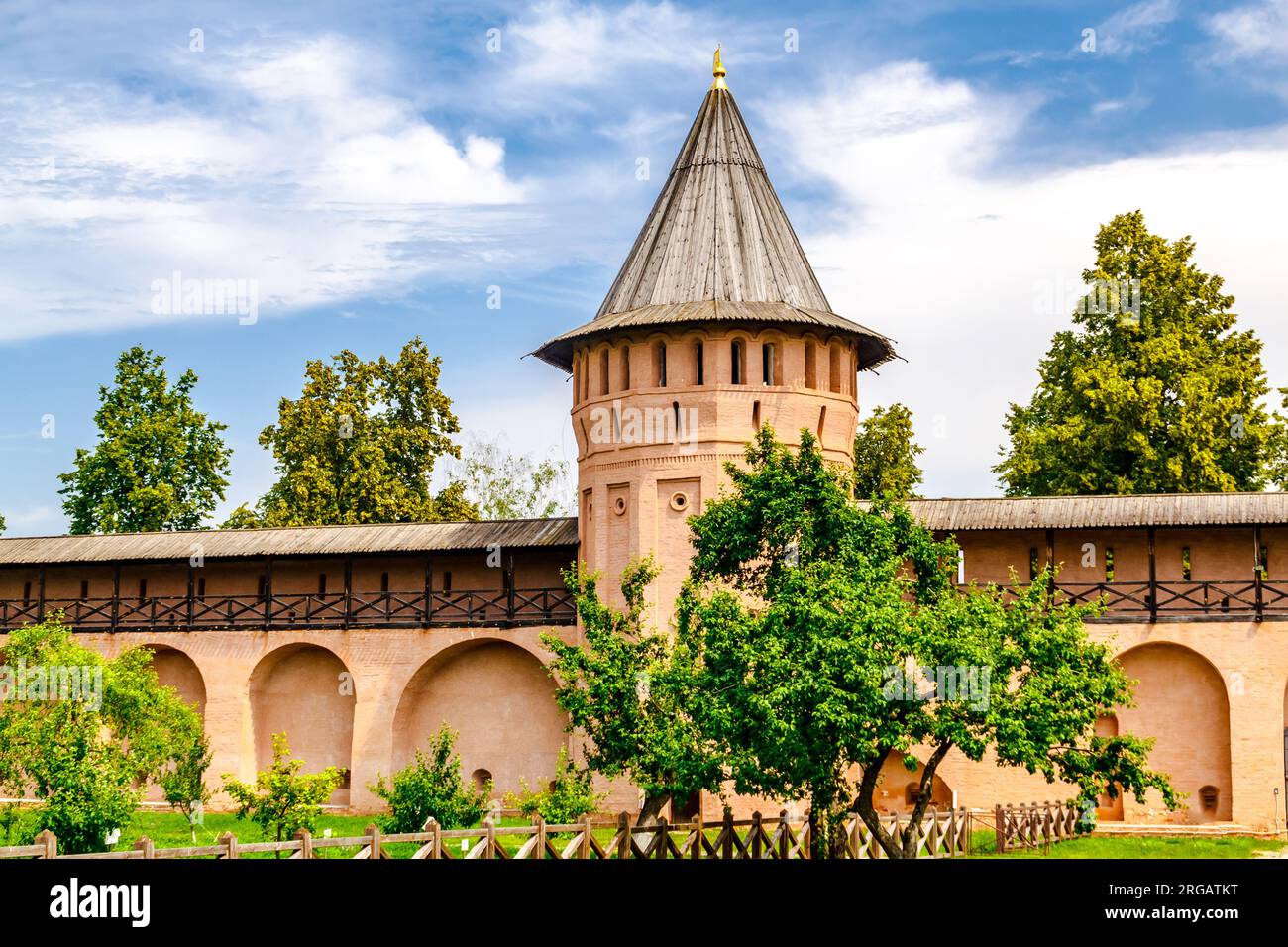 Suzdal, Oblast Wladimir, Russland. Verteidigungstürme und Mauern im Garten des Apothekers шт Kloster Spaso-Evfimiev (Heiliger Euthymius) in Suzdal. Stockfoto