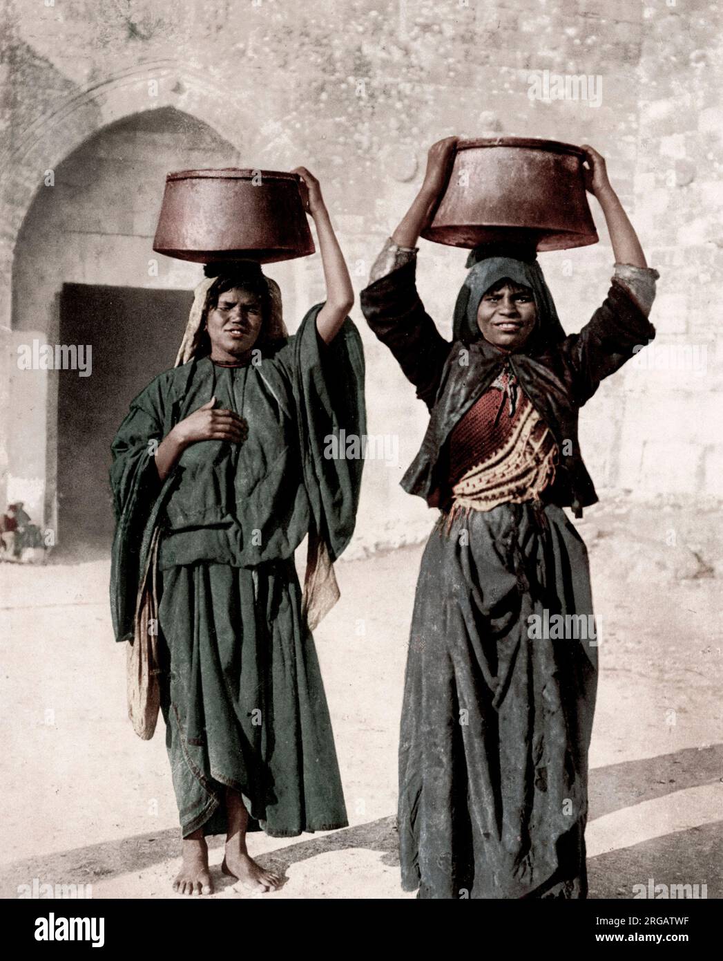 C 1890 s Heilige Land Israel Palästina photochrom - Frauen aus siloah Tragen von Wasser Stockfoto