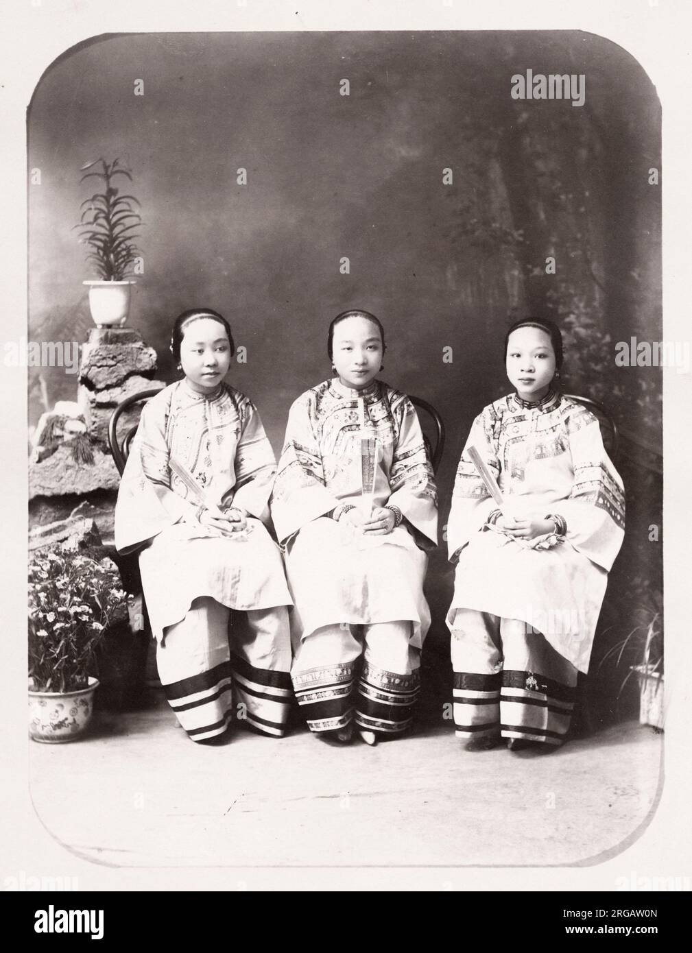 Vintage Ende 19th Jahrhundert Foto: Drei chinesische Frauen mit gebundenen Füßen, China. Stockfoto