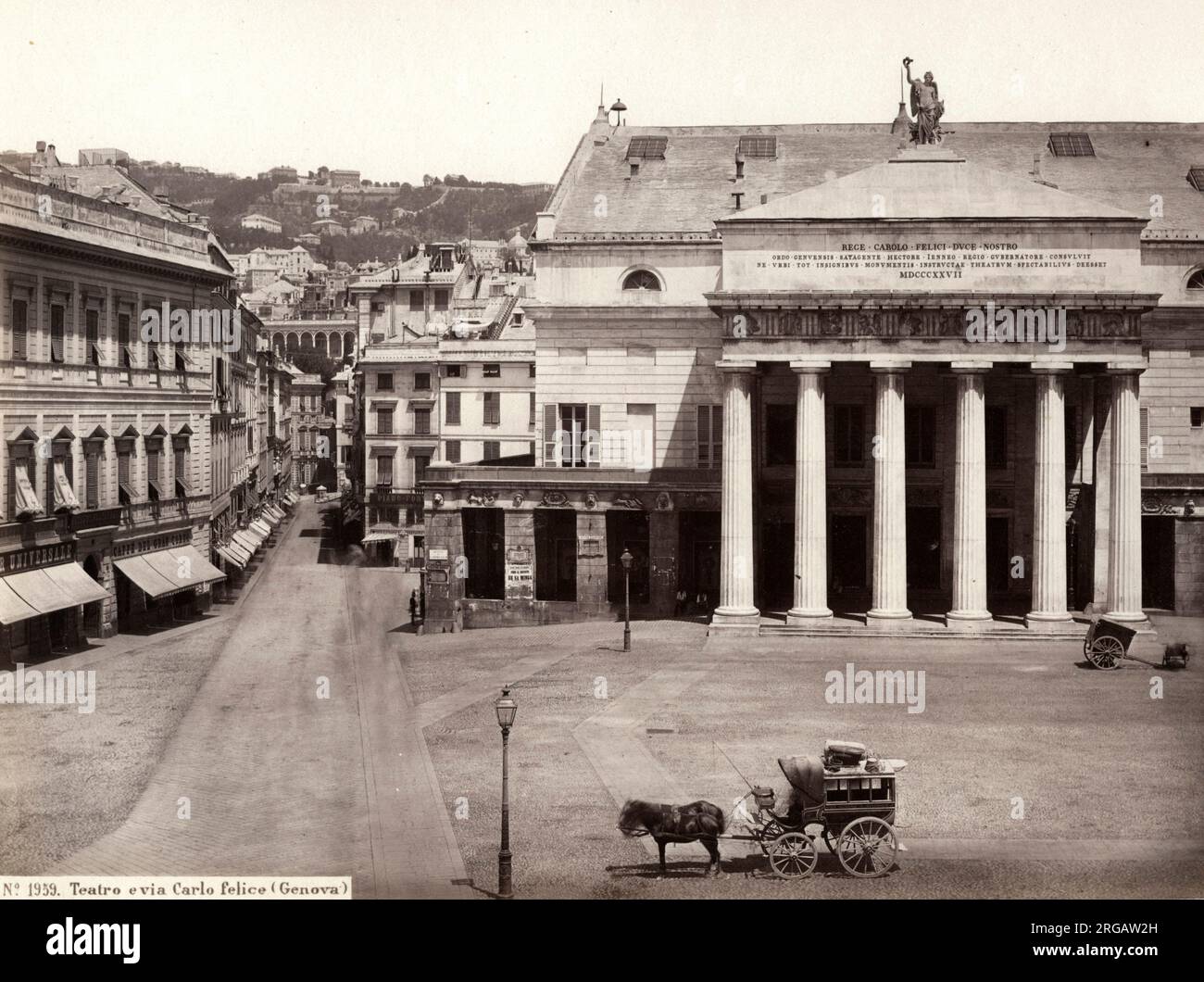 19. Jahrhundert Vintage-Foto - das Teatro Carlo Felice, das wichtigste Opernhaus von Genua, Italien, für Aufführungen von Oper, Ballett, Orchestermusik und Recitals verwendet. Es befindet sich auf der Seite der Piazza De Ferrari. Bild c.1880. Stockfoto