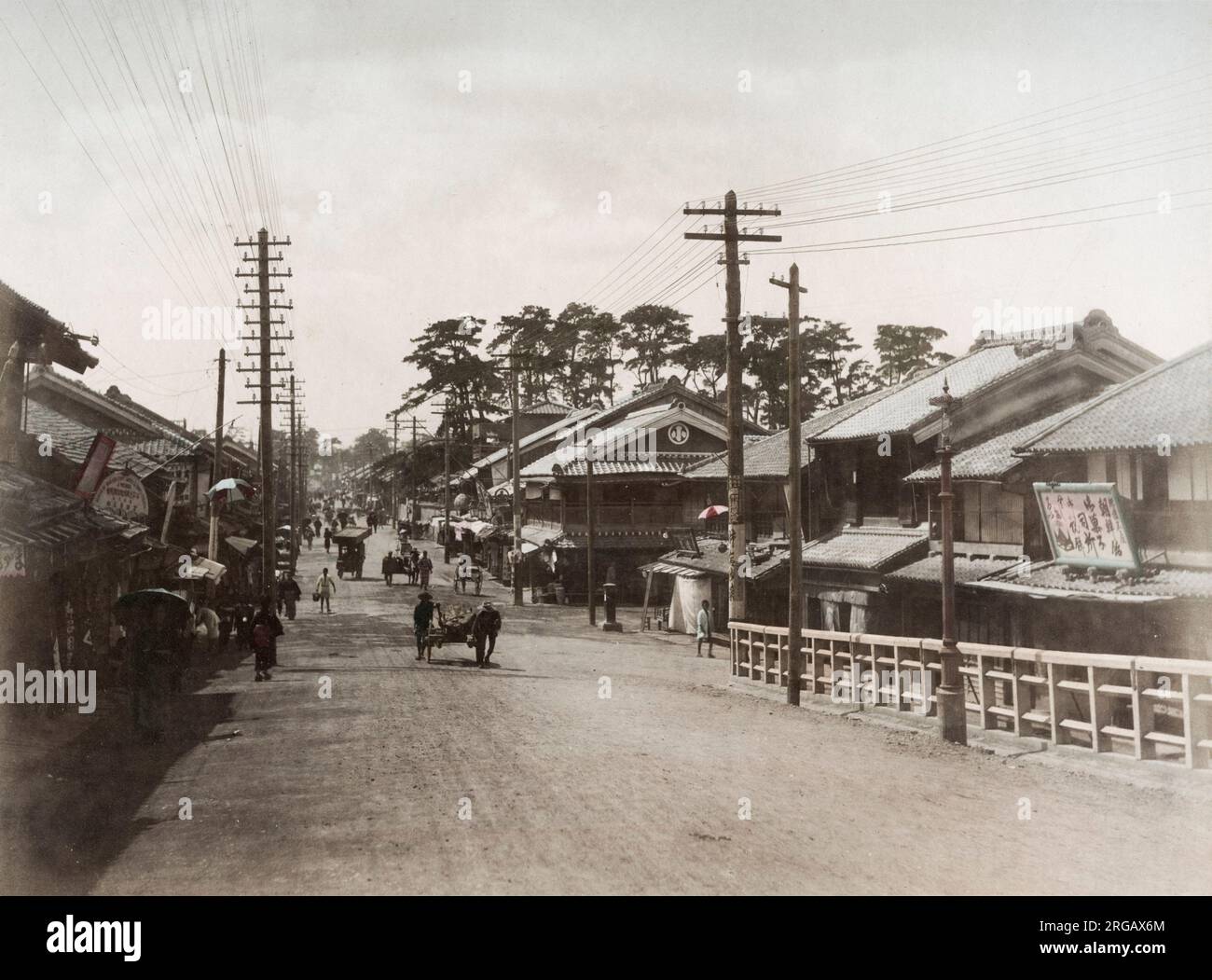 Vintage-Fotografie des 19. Jahrhunderts - Tamondori, Stroe-Szene im Zentrum von Kobe, Japan, Bild um 1880 Stockfoto