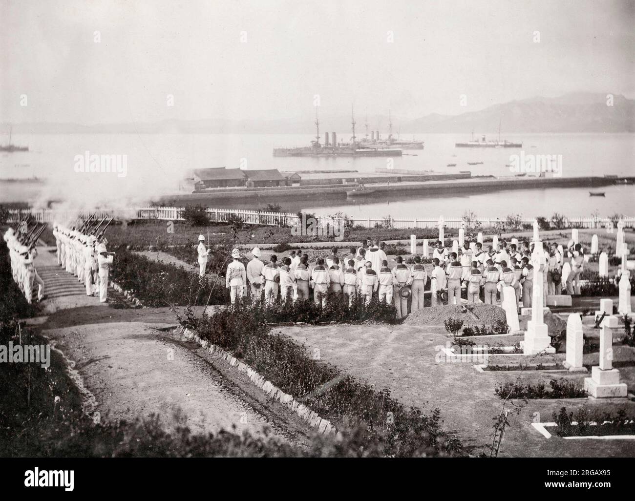 Vintage-Foto: Beerdigung, Flottenbegräbnis, wahrscheinlich Weihaiwei, jetzt Weihai China, um 1900. Stockfoto