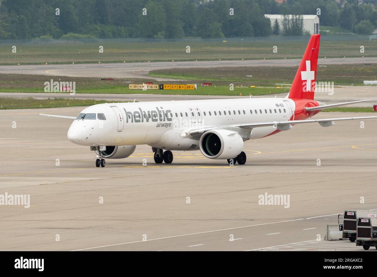 Zürich, Schweiz, 19. Mai 2023 HB-AZI Helvetic Airways Embraer E-195-E2-Flugzeug fährt über dem Vorfeld Stockfoto