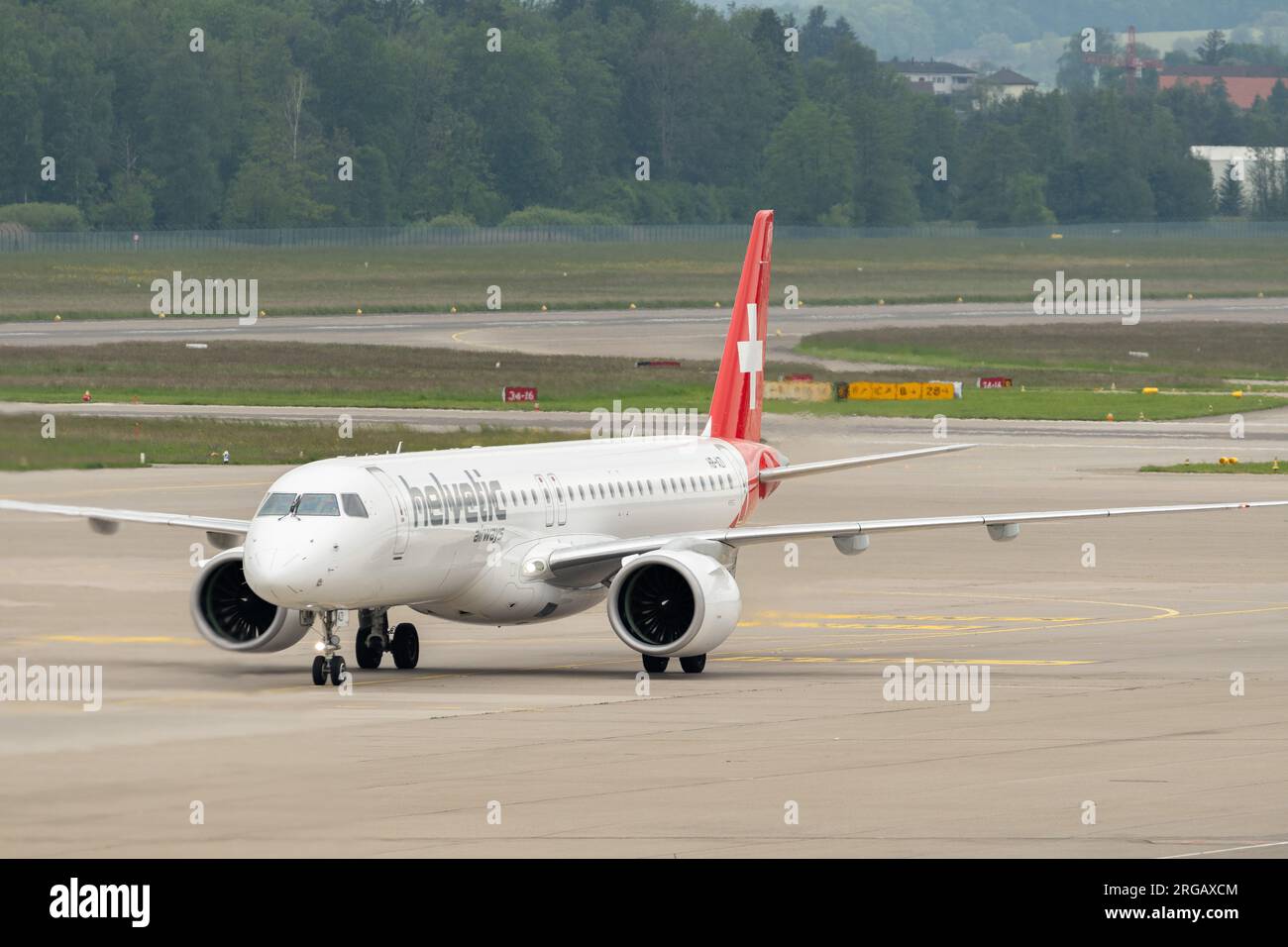 Zürich, Schweiz, 19. Mai 2023 HB-AZI Helvetic Airways Embraer E-195-E2-Flugzeug fährt über dem Vorfeld Stockfoto