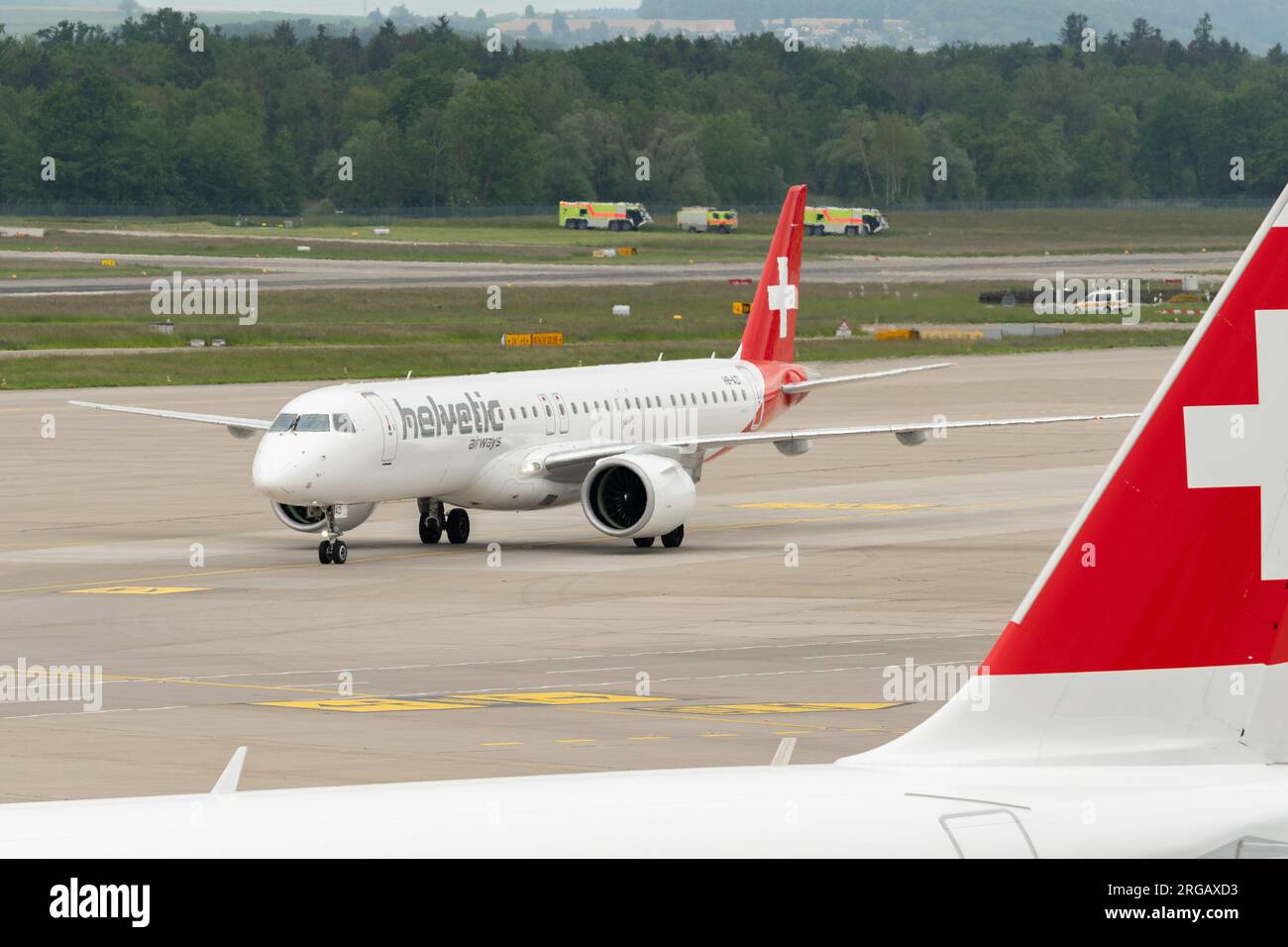 Zürich, Schweiz, 19. Mai 2023 HB-AZI Helvetic Airways Embraer E-195-E2-Flugzeug fährt über dem Vorfeld Stockfoto
