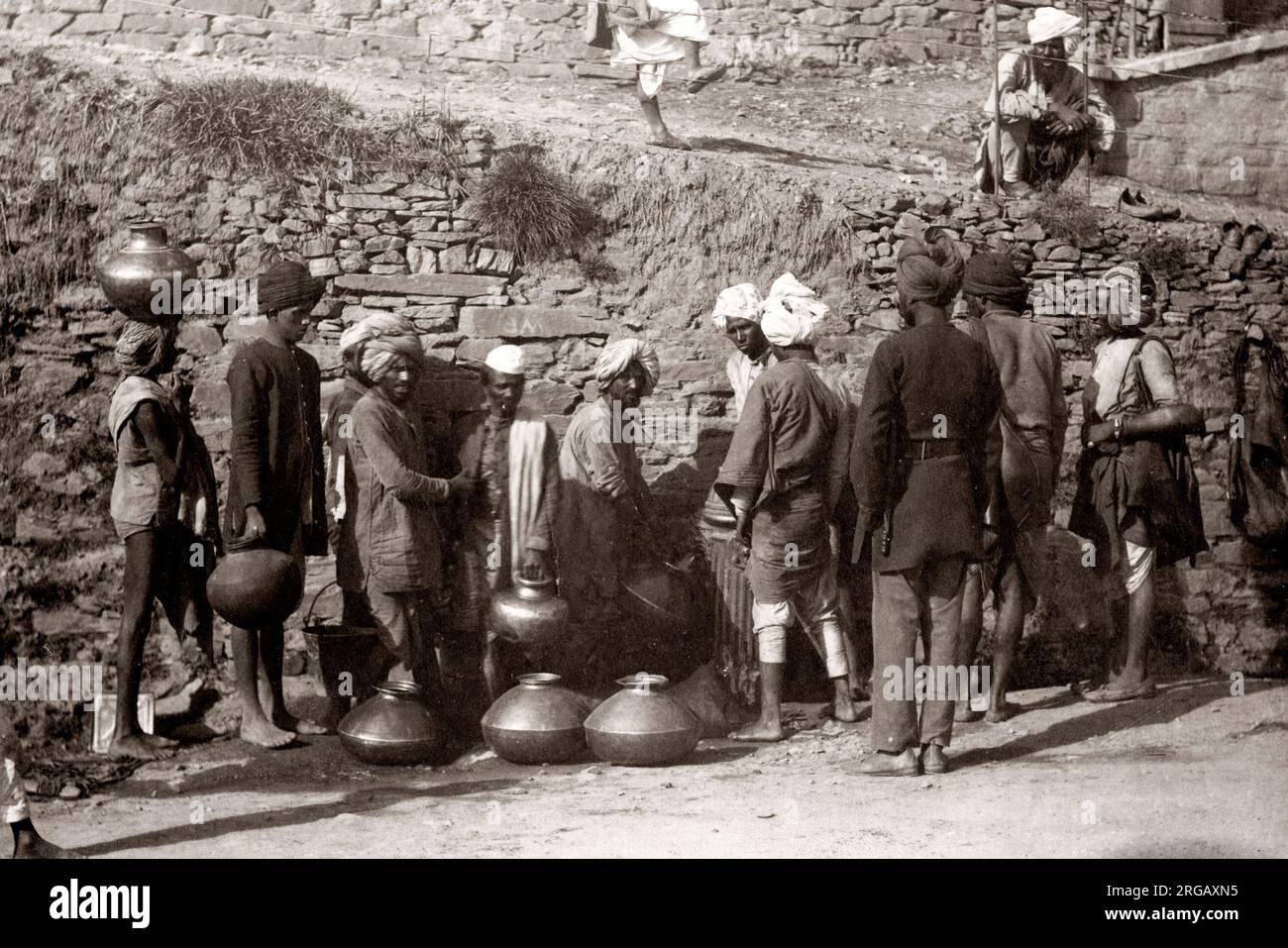 Torhüter Füllung wasser Behälter, Indien, c 1880 Stockfoto