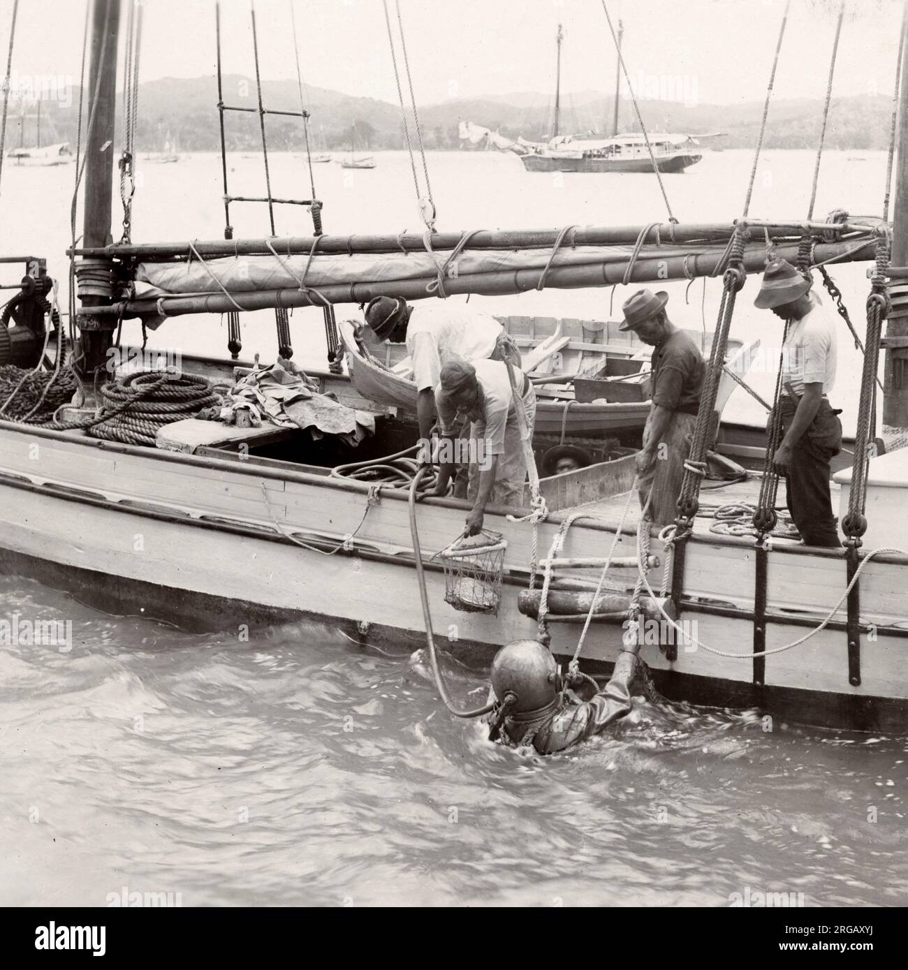 Vintage Ende 19th Jahrhundert Foto: Thursday Island, Torres Straits, Perlenfischen, Tauchen von einem Boot, c.1900 Stockfoto