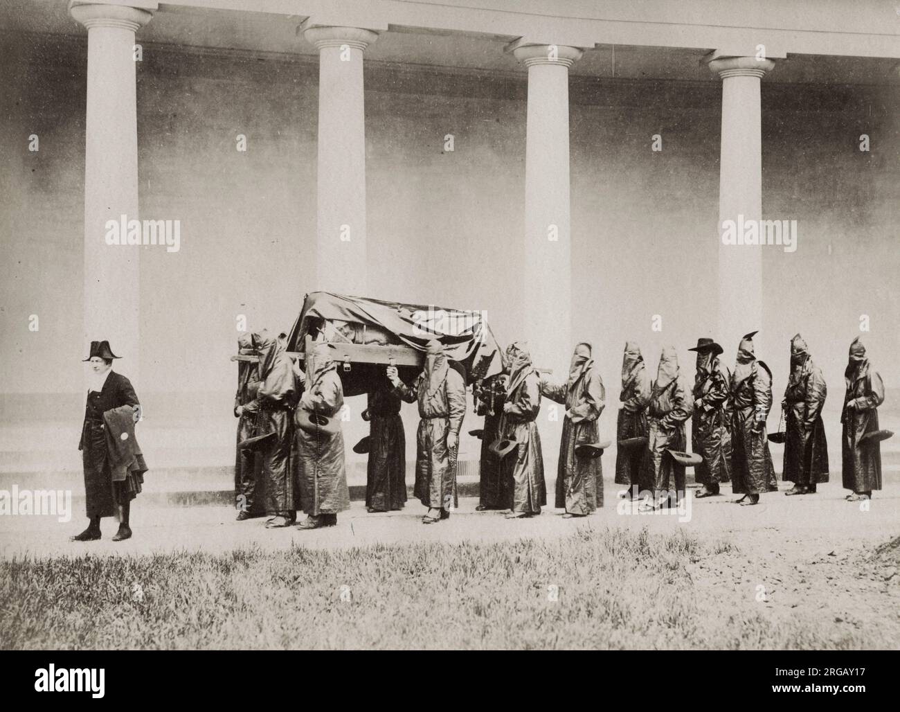 Vintage 19. Jahrhundert Foto: Fratelli della Misericordia, Brüder der Barmherzigkeit, katholische Bruderschaft in Italien im 19. Jahrhundert gegründet, um die Kranken zu kümmern. Stockfoto
