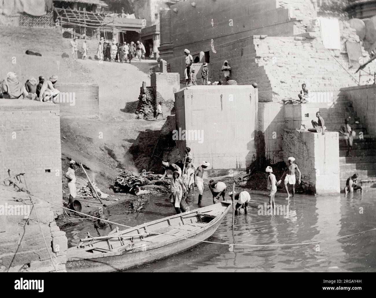 Vintage Foto des 19. Jahrhunderts: Brennendes Ghat, brennende Tote, Benares, Varanasi, Indien. Stockfoto