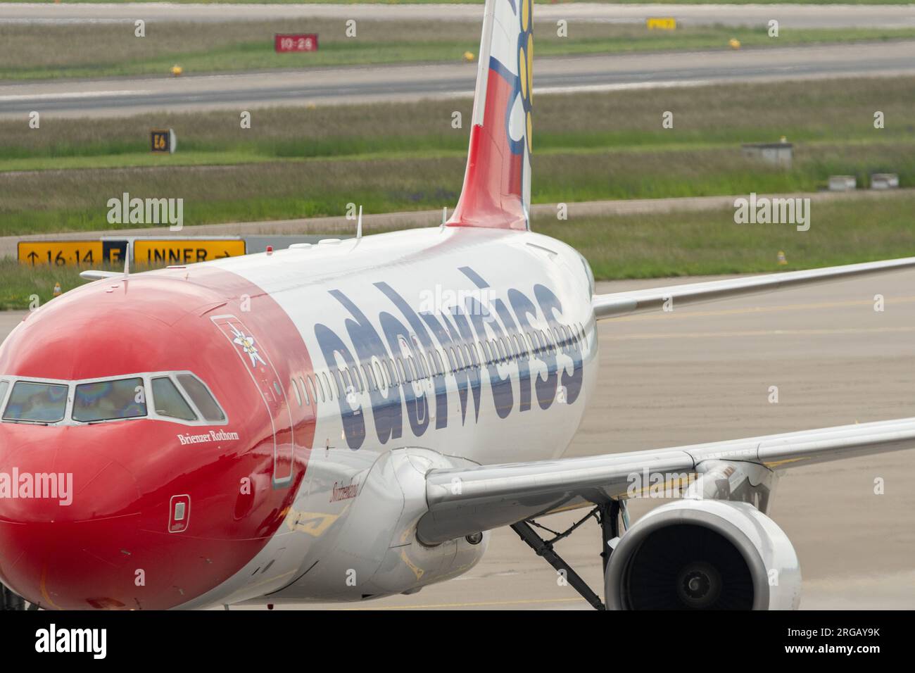 Zürich, Schweiz, 19. Mai 2023 Flugzeug HB-JJM Edelweiss Air Airbus A320-214 rollt auf seine Parkposition Stockfoto