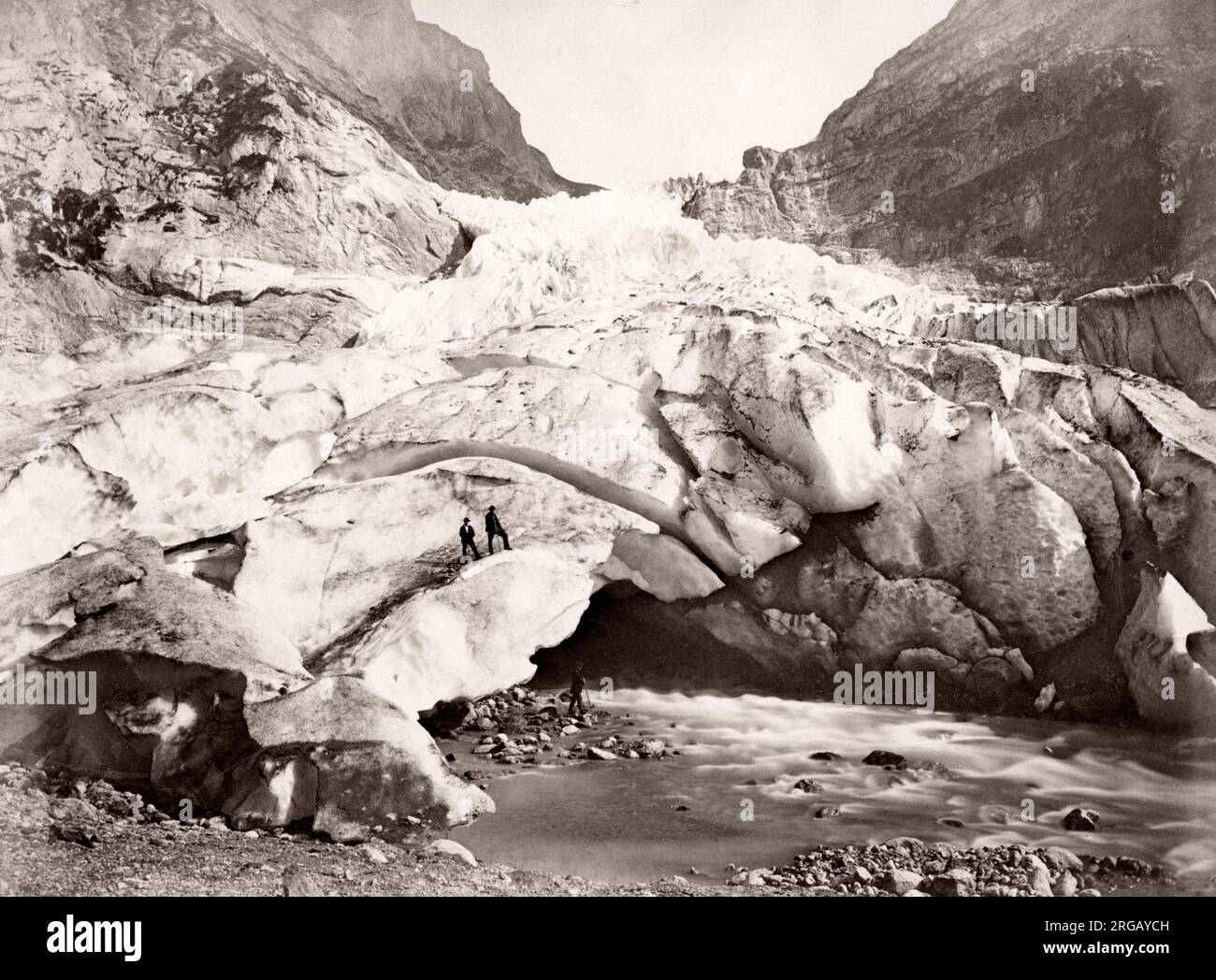 Spätes 19th Jahrhundert Vintage-Foto: Zwei Männer auf dem Gesicht eines Gletschers, wahrscheinlich Schweiz. Stockfoto