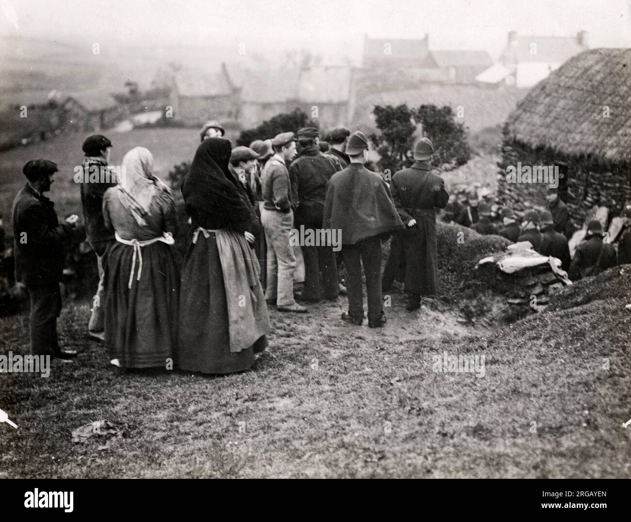 Seltenes Bild einer Räumung durch die Royal Irish Constabulary, nicht datiert, aber wahrscheinlich um die 1890, später gedruckt. Stockfoto