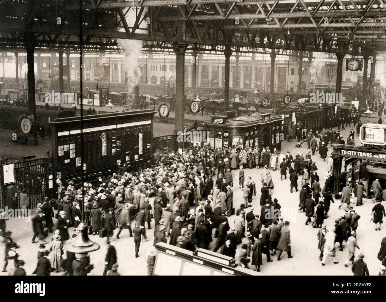 Interieur von Waterloo Bahnhof London während einer Bank Holiday rush, c 1920 s Stockfoto