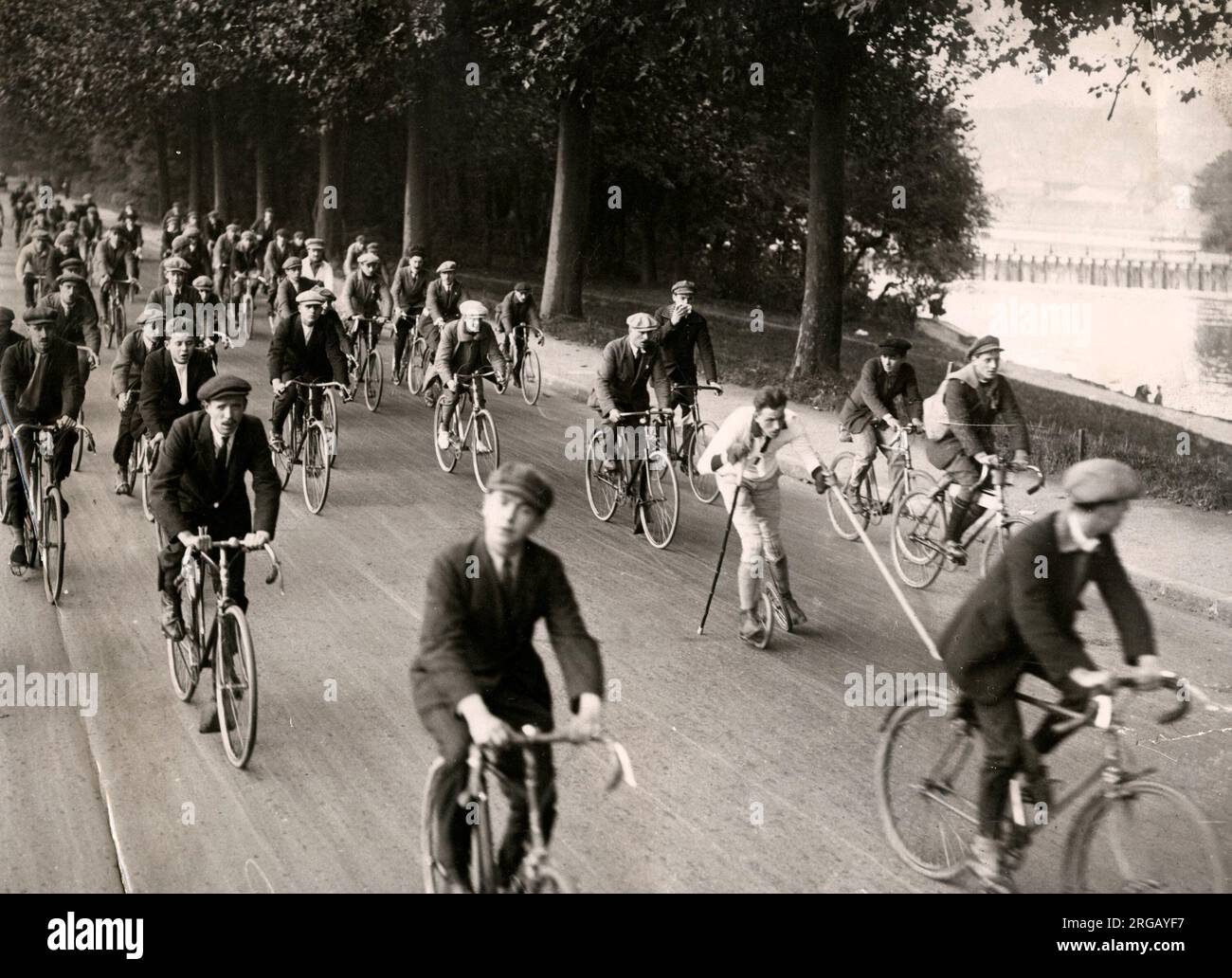 Gruppe von Radfahrern auf Fahrrädern in den Bois de Boulogne, Paris, c 1920 s Stockfoto