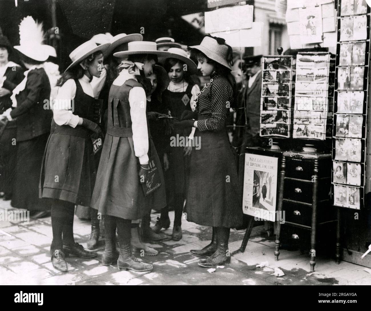 Englisch Schülerinnen in Uniform kaufen Postkarten auf eine Reise nach Paris, Frankreich, c 1920 s Stockfoto