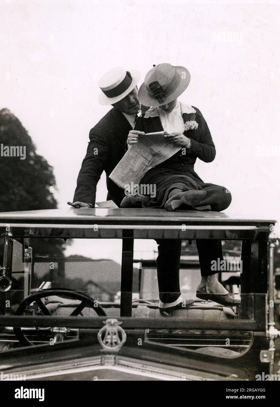 "Picking Winners'-Zuschauer auf dem Dach Ihres Autos auf die Pferderennen am Sandown Park, c 1920 s Stockfoto