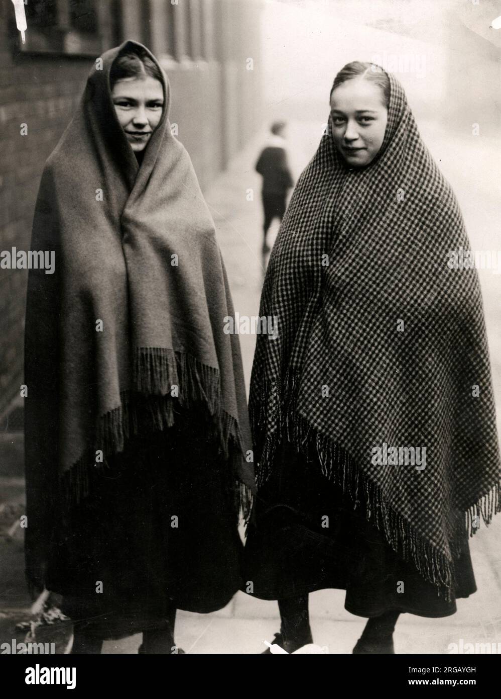 Zwei junge weibliche Mühle Arbeitnehmer oder "illies" während eines Arbeitskampfes Aussperrung in England in den 1920er Jahren. Stockfoto