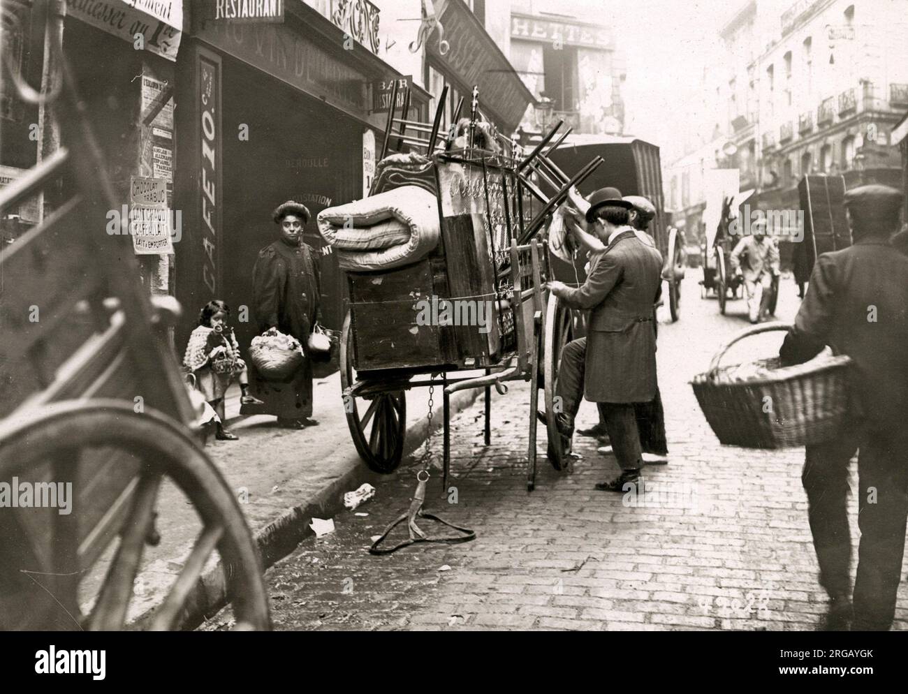 Home Moving-Straße Warenkorb mit Möbeln Paris Frankreich c 1920 s Stockfoto