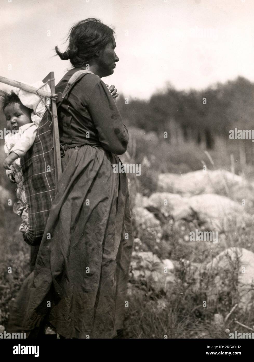 Im frühen 20. Jahrhundert vintage Pressefoto-native nordamerikanischen Indianer Frau mit Baby in Papoose, Minaki, Ontario, Kanada Stockfoto