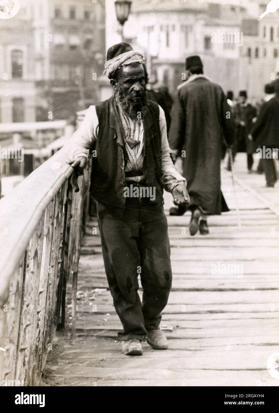 Einem blinden Bettler auf einer Brücke in Konstantinopel Istanbul Türkei c 1920 s Stockfoto