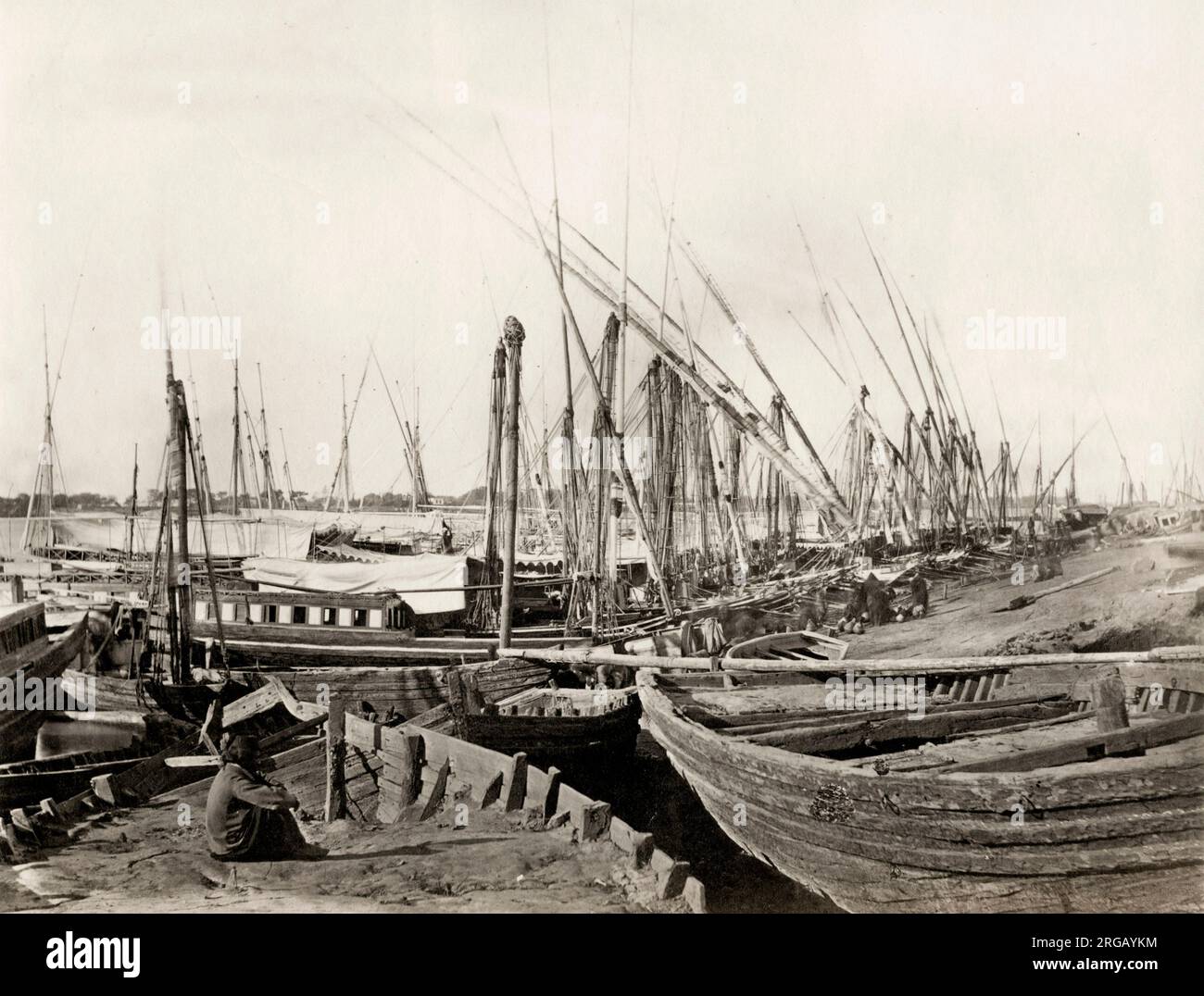 Vintage 19. Jahrhundert Foto - Boote gebunden entlang der Ufer des Nils, Ägypten, um 1870. Stockfoto
