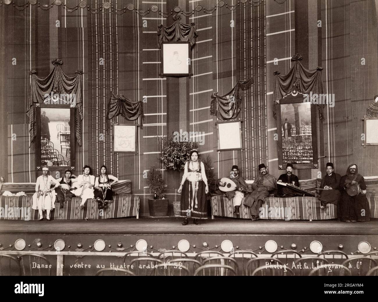 Vintage 19th century Photograph - Arab Bauchtänzerin, danse du ventre, in an Egyptian Theatre, Cairo, Egypt, c.1890s Stockfoto