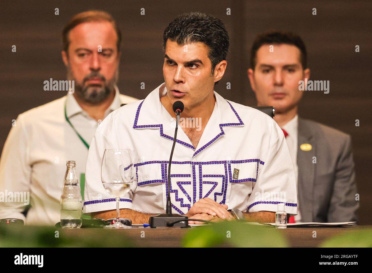 Belem, Brasilien. 08. Aug. 2023. Helder Barbalho (m.), Gouverneur des brasilianischen Staates para, spricht zu Beginn des Gipfels der Staats- und Regierungschefs der südamerikanischen Amazonasländer. Ziel des Gipfels ist es unter anderem, sich auf einen gemeinsamen Standpunkt für die UN-Klimakonferenz COP28 in Dubai Ende des Jahres zu einigen. Kredit: Filipe Bispo/dpa/Alamy Live News Stockfoto