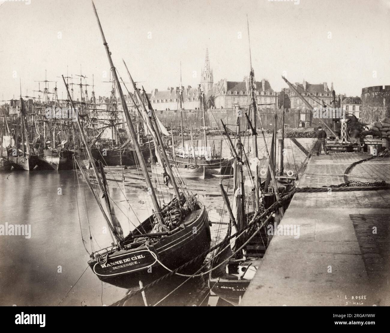 Vintage Foto aus dem 19. Jahrhundert - Blick auf den Hafen von St. Malo, Frankreich. Schiffe sind entlang des Docks gefesselt. Stockfoto