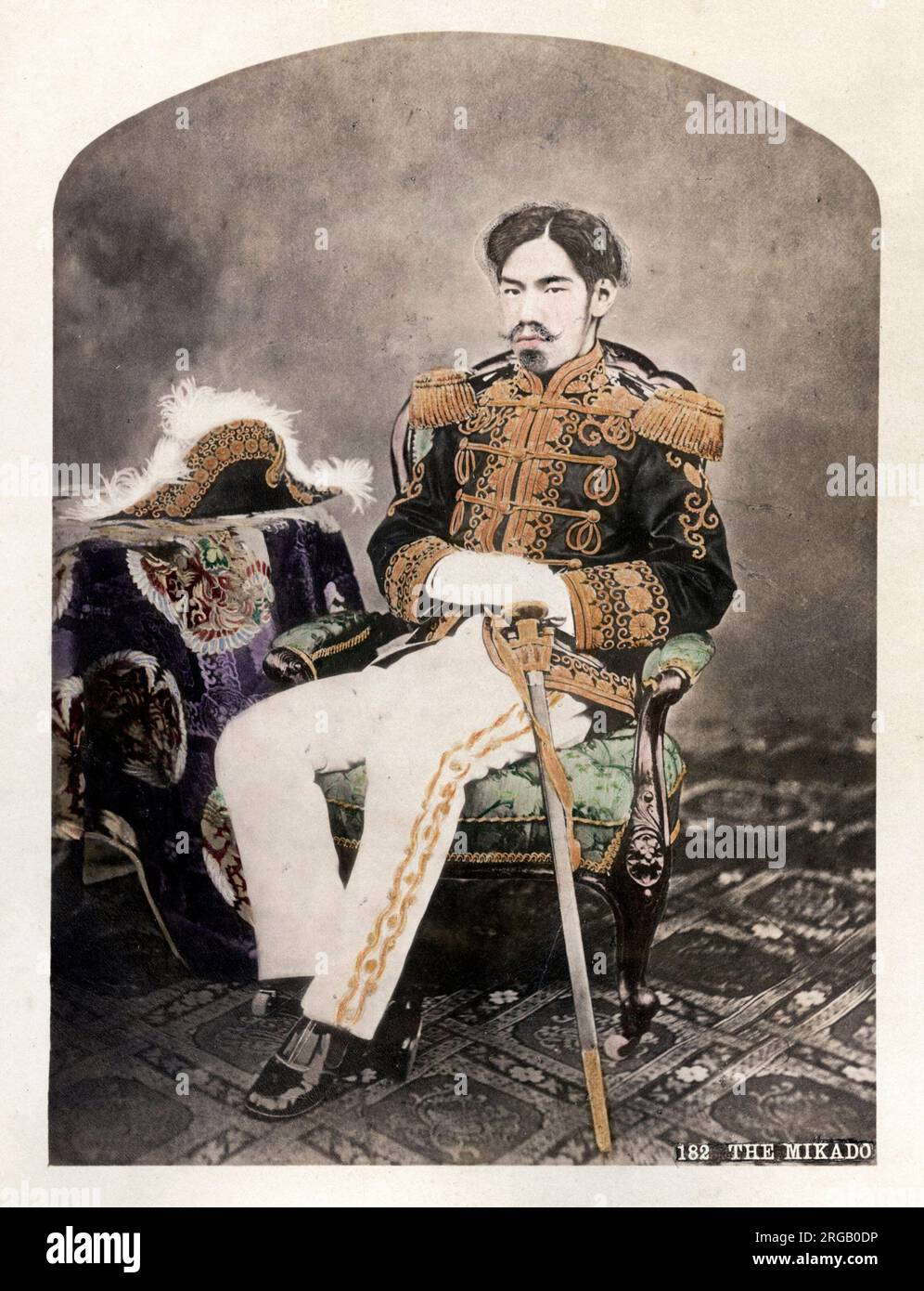 Oldtimer-Foto aus dem späten 19. Jahrhundert: Japanischer Kaiser Meiji, erstes Porträt von Uchida Kuichi, Japan, ca. 1872. Japanischer Kaiser Meiji, erstes Porträt von Uchida Kuichi Stockfoto